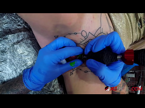❤️ Estremamente tatuato hottie Sully Savage ottenuto un tatuaggio sul suo clitoride ☑ Porno fatto in casaal it.onlydesiporn.ru ️❤